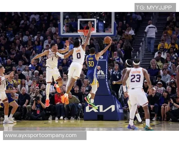 布克半场表现平平18分钟仅得10分3篮板6助攻正负值惨淡11